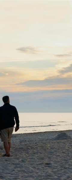 familie-på-stranden-med-hund.jpg