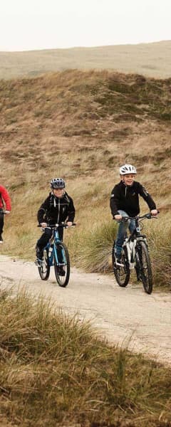 Familie Paa Cykelsti I Klitter