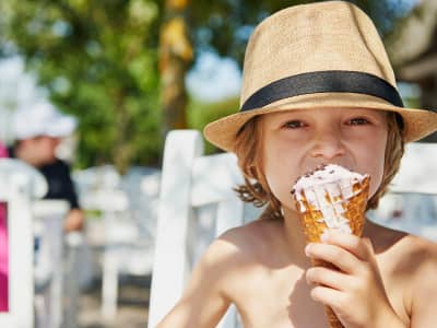 Dreng Spiser Is Sommer Camping