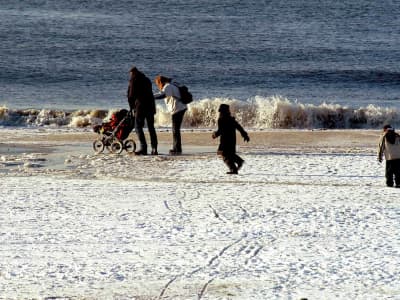 Familie Am Strand Winter