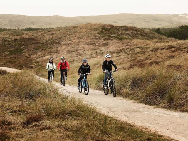 Familie Paa Cykelsti I Klitter