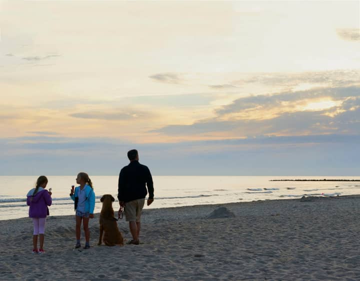 familie-på-stranden-med-hund.jpg