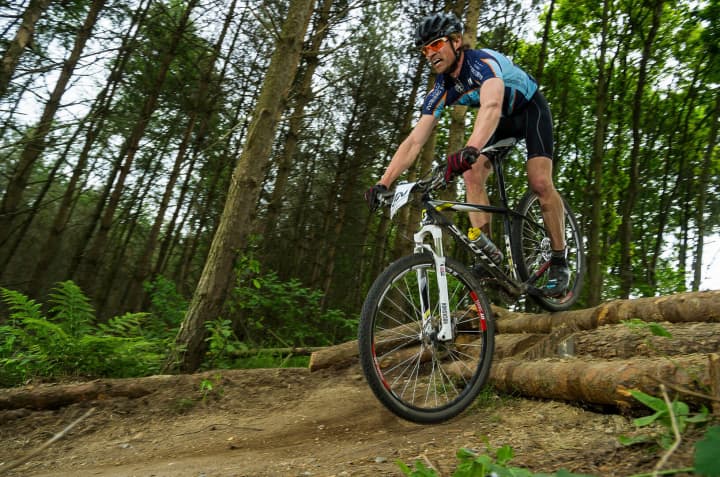 Mountainbike I Skoven