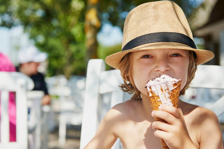 Dreng Spiser Is Sommer Camping