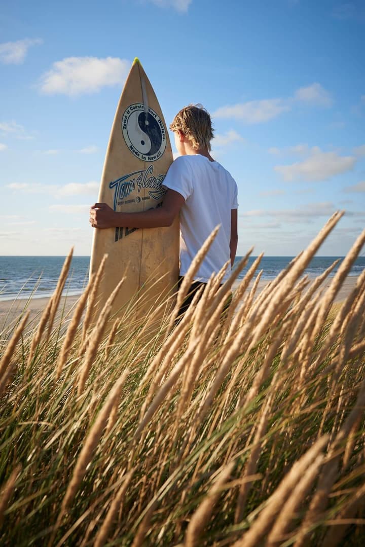 Dreng Med Surfbræt Hvidbjerg