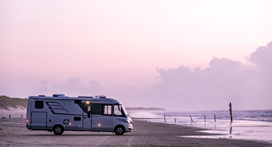Autocamper paa stranden ved Vejers Strand Camping