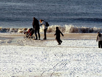 Familie Am Strand Winter