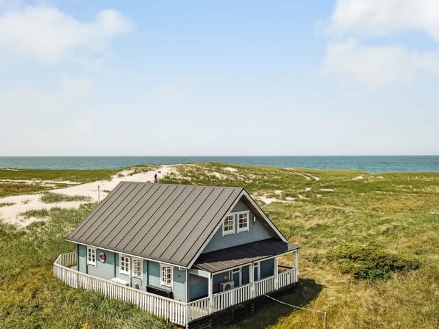 {
  "text": "Sommerhuse tæt på vandet",
  "heading": "h5"
}