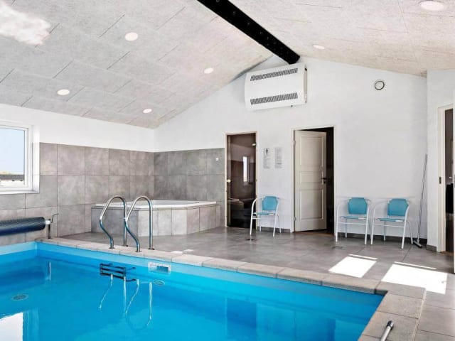 {
  "text": "Sommerhuse med spa og pool",
  "heading": "h4"
}