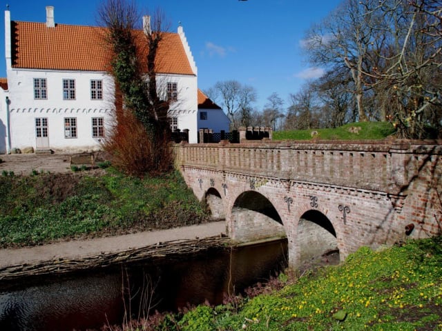 {
  "text": "Historiske steder",
  "heading": "h4"
}