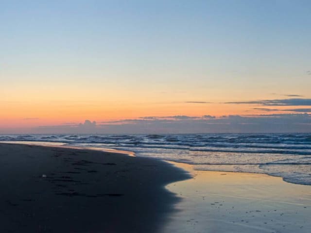 {
  "heading": "h4",
  "text": "Sæt hverdagen på pause med en miniferie ved havet"
}