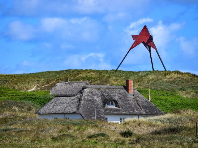 Feriehuse på Vedersø Klit med sømærket i baggrunden