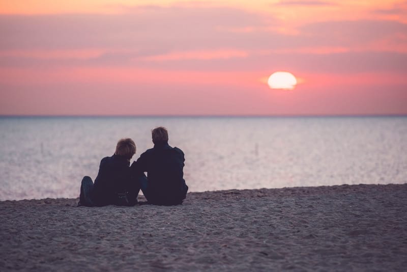 Par Sidder På Stranden Solnedgang