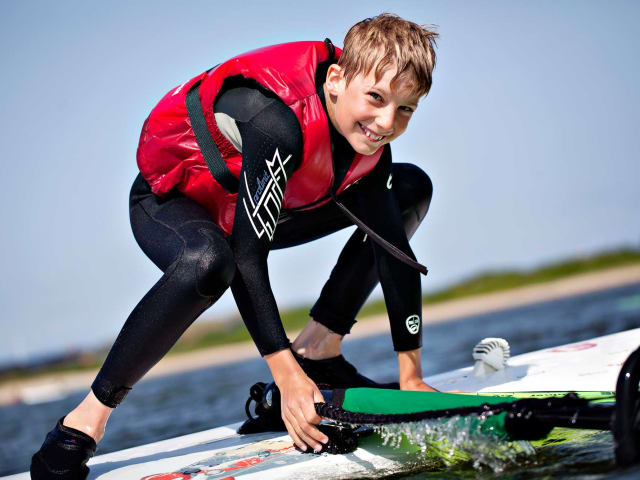 Junge auf Surfbrett