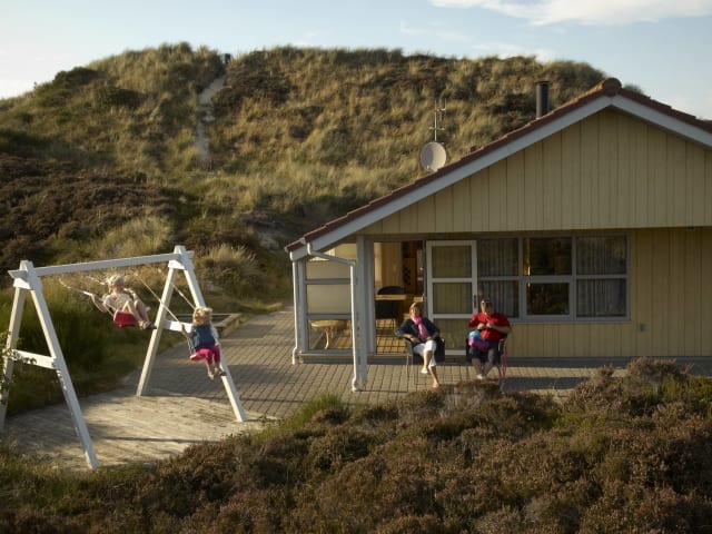 Familie am Ferienhaus