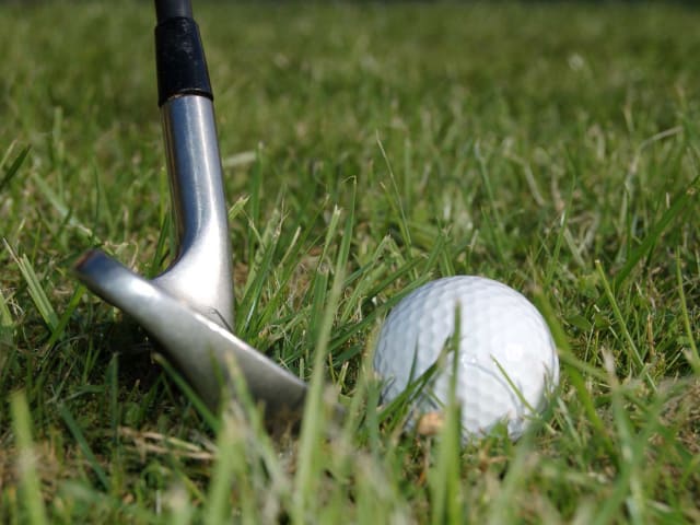 Golfschläger und Golfball