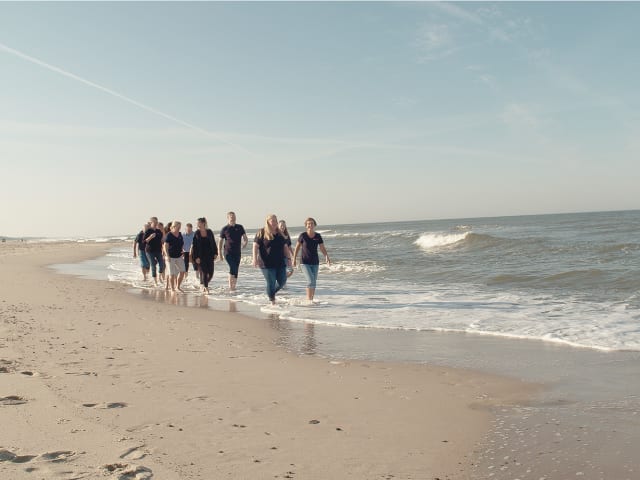 DanWest medarbejderne samlet på stranden