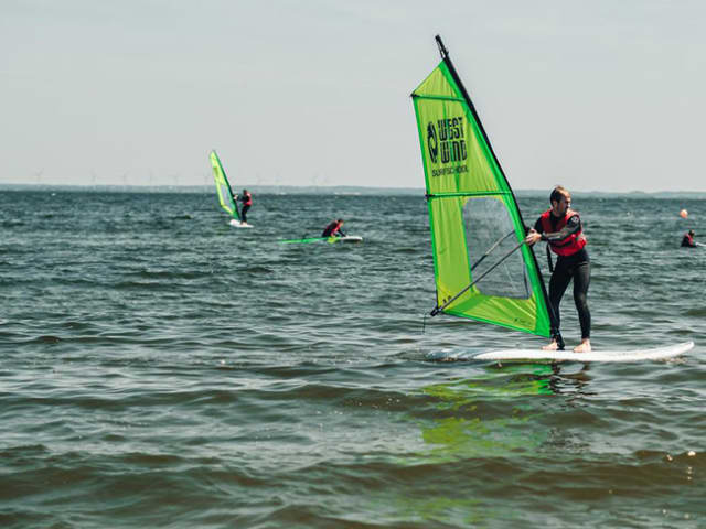 På billeder ses en surfer på Ringkøbing Fjord.